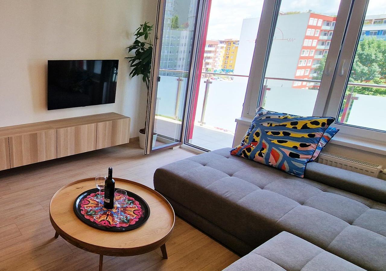 New Cozy 2 Room Pink Apartment Bratislava 058 Exterior photo
